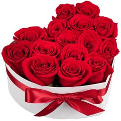 Коробка с красными розами в форме сердца